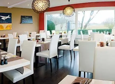 Relais De L'aerodrome Отель Пранжен